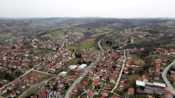 Drone在Valjevo镇上空盘旋 飞往郊区的农田 — 图库视频影像