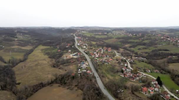 Yol Valthe Kasabasının Banliyö Bölgesinden Geçiyor Tepelere Kurulmuş — Stok video