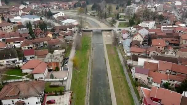 Zmrazená Řeka Kolubara Obklopená Domy Valsee — Stock video