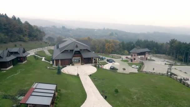 Una Cabaña Moderna Ethno Village Vrdnicka Kula Serbia Día Niebla — Vídeos de Stock
