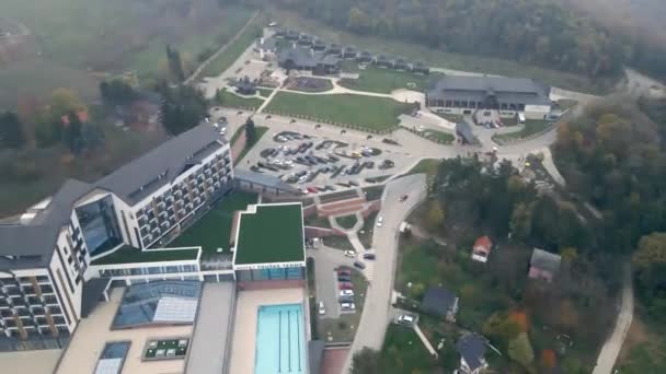 Drone Shot Resort Lujo Pueblo Vrdnik Serbia Día Niebla — Vídeos de Stock