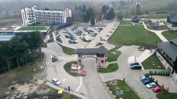 Luftaufnahme Des Eingangs Des Ethno Dorfes Vrdnicka Kula Und Eines — Stockvideo