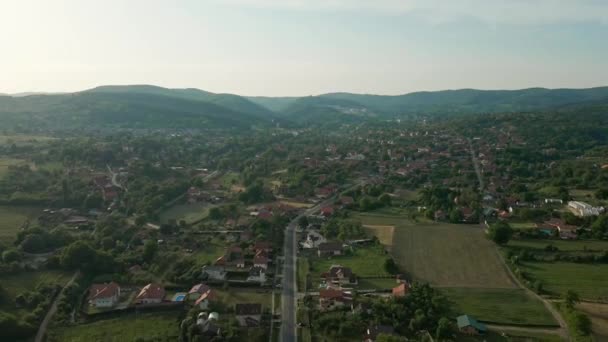 ドローンはヴォルドニクの村とフラスカラ山を上から捉えています — ストック動画