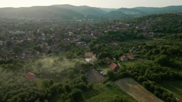 Voo Drone Para Fumaça Vindo Prédio Aldeia Vrdnik Sérvia — Vídeo de Stock