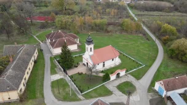 Drohne Umfliegt Kleine Rumänisch Orthodoxe Kirche Vrsac Serbien — Stockvideo