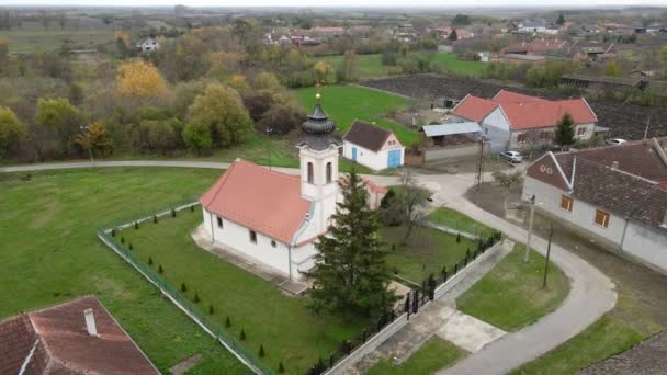 Drone Tiro Pequena Igreja Ortodoxa Romena Dois Cães Negros Correndo — Vídeo de Stock