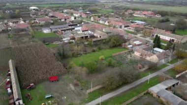 Drone Sırbistan 'ın Vrsac kenti yakınlarındaki Ritisevo köyündeki çiftlik evleri ve tarlalarının üzerinde uçuyor