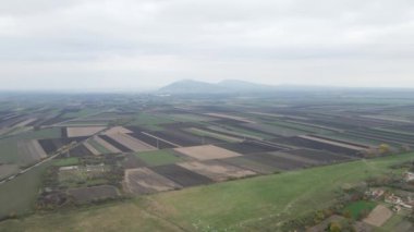 Sırbistan 'ın Vrsac kentinde arka planda tepelerle tarım sahalarının üzerinde insansız hava aracı uçuşu