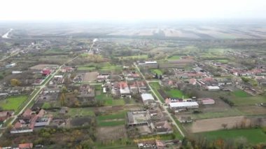 Sırbistan 'ın Vrsac kenti yakınlarındaki Ritisevo köyü sisli sonbahar gününde