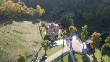 Sırbistan 'ın batısındaki Ribnica manastırının hava manzarası ağaçlarla çevrili