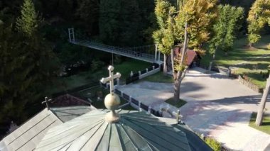 Manastırın tepesinde bir Ortodoks Hıristiyan haçı, Sırbistan 'ın Ribnica kentinde POV uçağı duruyor