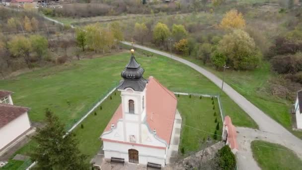 Drone Asciende Captura Iglesia Ortodoxa Rumana Aldea Ritisevo Serbia — Vídeo de stock