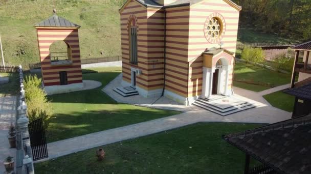 Drone Stiger Upp Och Fångar Klostret Ribnica Västra Serbien — Stockvideo