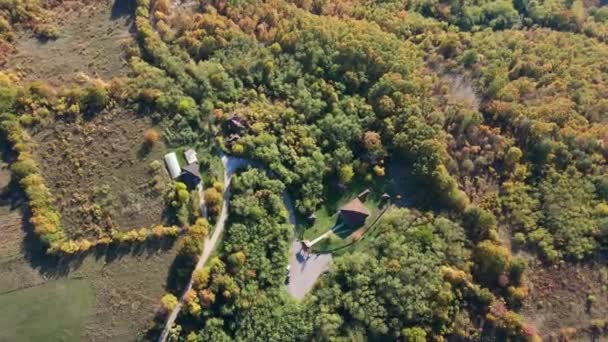 セルビアの晴れた日に直接上から撮影された森の中の小さな家 — ストック動画