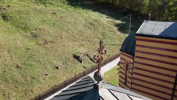 Drone Flyger Runt Dekorativ Metall Kors Toppen Byggnaden Klostret Ribnica — Stockvideo