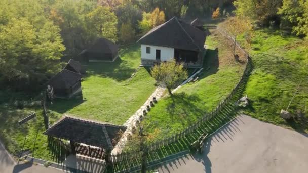Маленький Старый Изолированный Дом Несколькими Сараями Окруженный Ветвями Сербии — стоковое видео