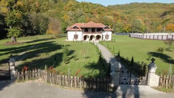 Drone Vuela Hacia Uno Los Edificios Del Monasterio Ribnica Serbia — Vídeo de stock