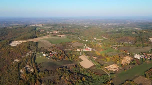 Sırbistan Bir Tepede Ağaçlarla Çevrili Küçük Evler Tarım Arazileri — Stok video