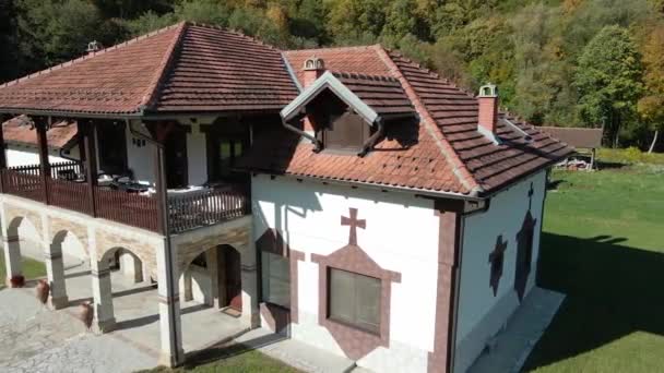Drone Vola Intorno Una Casa Nel Monastero Ribnica Nella Giornata — Video Stock