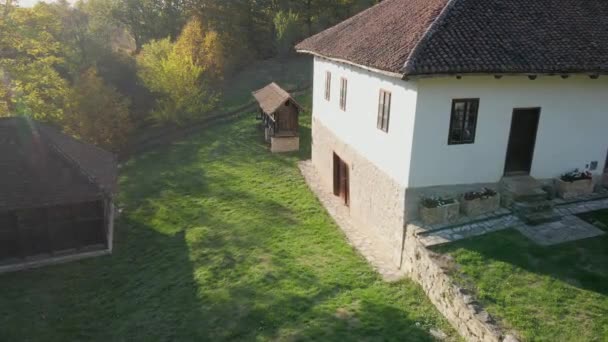 ドローンはセルビアの古い素朴な家の裏庭に古いトウモロコシのベビーベッドに向かって飛ぶ — ストック動画