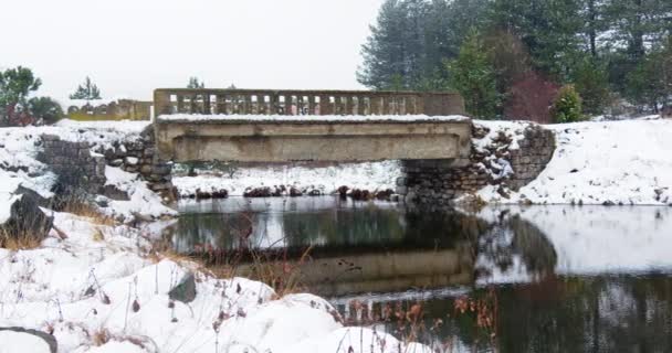 Каменный Мост Над Рекой Время Выпадения Снега Златиборе Сербия — стоковое видео