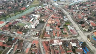 Sırbistan 'ın Zrenjanin kentinde eski binalarla çevrili büyük göl