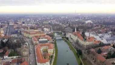 Sırbistan 'ın Zrenjanin kentinde alacakaranlıkta bir kasabanın kuş bakışı manzarası