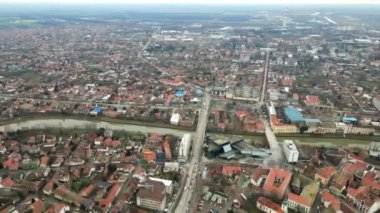 Sırbistan 'ın Zrenjanin kentindeki Bega Nehri üzerindeki iki köprünün hava manzarası