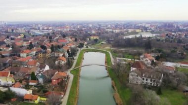Sırbistan 'ın Zrenjanin kentindeki Bega Nehri' ne doğru giden bir gölün üzerinden insansız hava aracı uçuşu