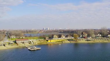 Güneşli kış gününde kumsalda yürüyen tanınmayan insanların hava görüntüleri.