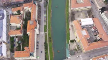 Sırbistan 'ın Zrenjanin kentinde göl manzarası ve üzerinde kuşlar uçuyor