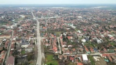 Sırbistan 'ın Zrenjanin kentinin hava caddesi manzarası bulutlu kış gününde
