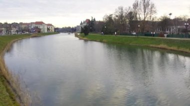 Sırbistan 'ın Zrenjanin kentinde dalgalı bir göl