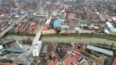 Sırbistan 'ın Zrenjanin kentinde Bega Nehri üzerinde iki köprü
