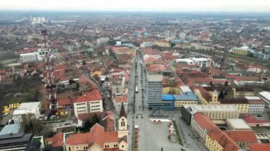 Sırbistan 'ın Zrenjanin kentinin ortasındaki ana caddenin havadan görünüşü
