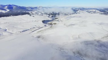 Karla kaplı kara ve dağlardan hayali görüntüler.