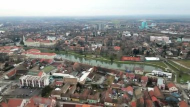 Sırbistan 'ın Zrenjanin kentindeki uzun ve geniş göl manzarası bulutlu bir günde