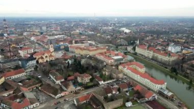 Şehrin merkezindeki güzel eski binalar Zrenjanin yakınlarında göl ve nehir var.