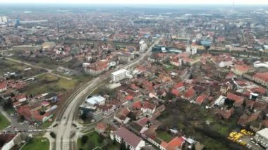 Sırbistan 'ın Zrenjanin kentindeki kavşağın üzerindeki İHA uçağı