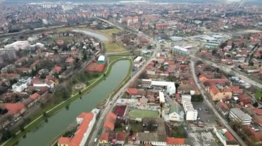 Bulutlu bir günde Zrenjanin 'in göl manzarası