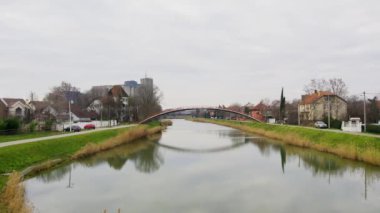 Sırbistan 'ın Zrenjanin kentindeki yerleşim bölgesinde gölün üzerindeki bir köprü