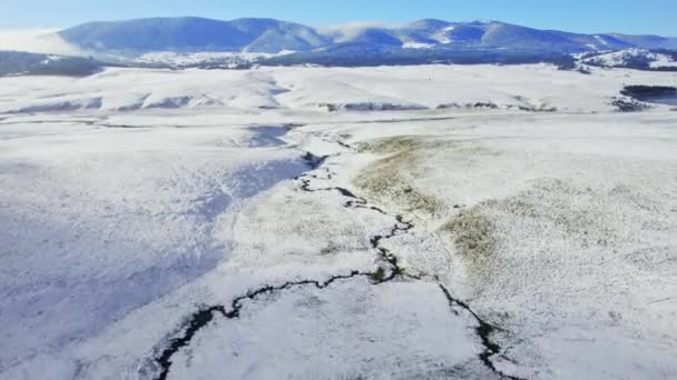 Drohnenblick Auf Schneebedecktes Gebiet Mit Fluss Und Bergen Zlatibor Serbien — Stockvideo