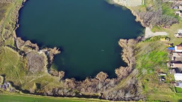 Tarlalar Kum Diğer Göllerle Çevrili Büyük Mavi Gölün Insansız Hava — Stok video