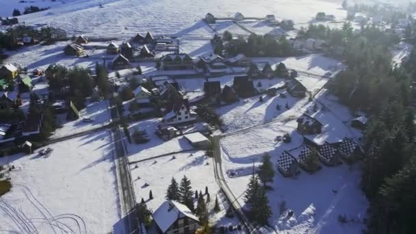 Drone Wznosi Się Przechwytuje Małą Turystyczną Wioskę Pokrytą Śniegiem Zlatiborze — Wideo stockowe