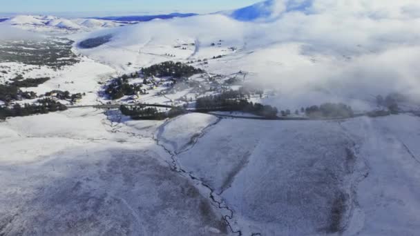 Drone Flyger Genom Molnen Mot Snötäckta Turistiska Byn Bergen — Stockvideo