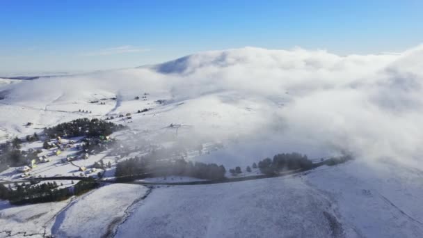 Drone Flyger Genom Molnen Mot Snötäckta Turistiska Byn Bergen — Stockvideo