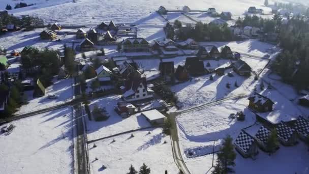 Flygfoto Över Små Hus Och Bungalows Täckt Snö Zlatibor Serbien — Stockvideo