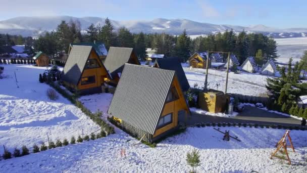 Schöne Holzbungalows Einem Kleinen Touristendorf Das Mit Schnee Bedeckt Ist — Stockvideo