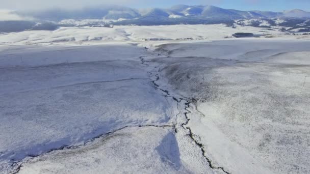 Falisty Krajobraz Pokryty Śniegiem Górami Zasłoniętymi Chmurami Tle — Wideo stockowe