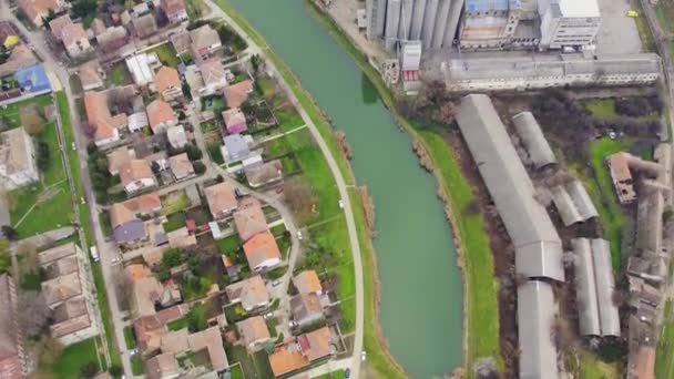 空から見たツレンジャニンの町の産業および住宅地を分ける湖 — ストック動画